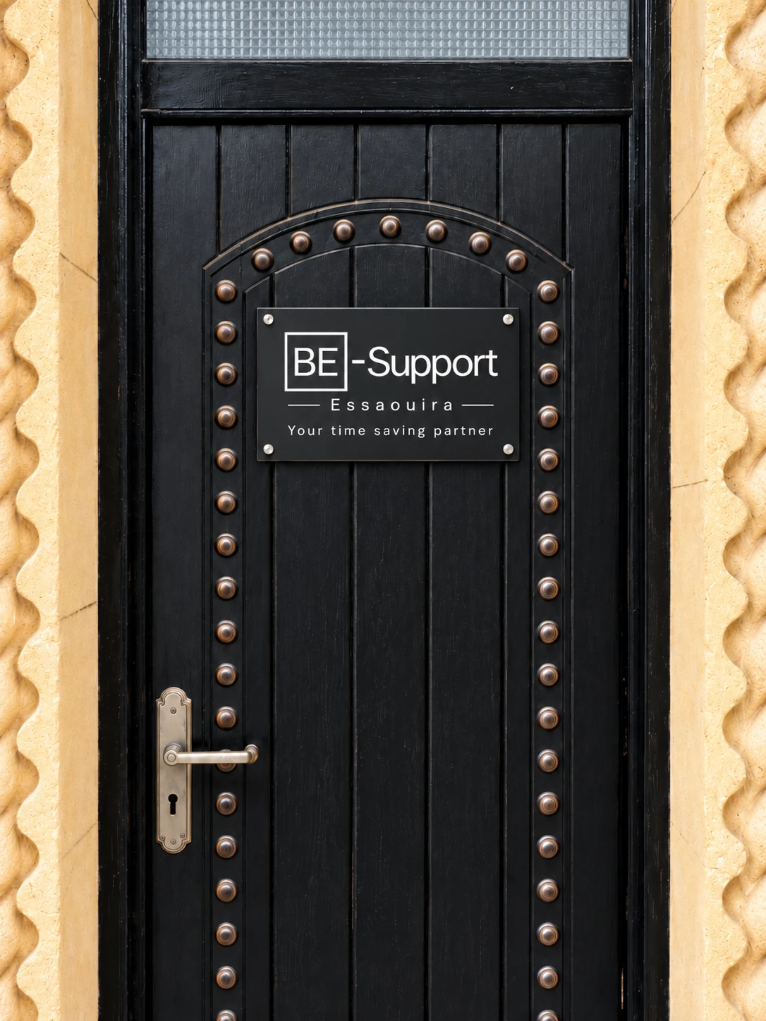Illustration d’une porte d’Essaouira avec une enseigne Be-Support